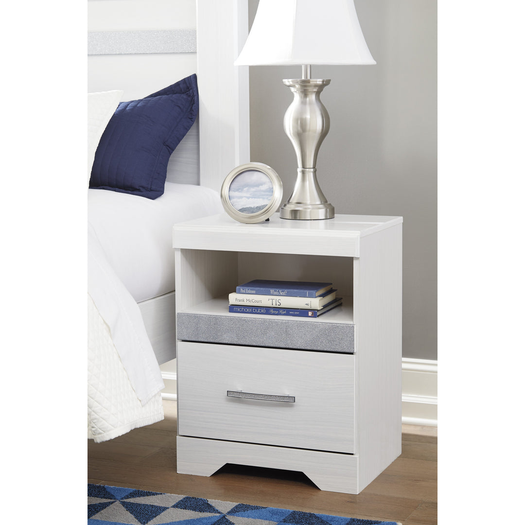 SPECIAL Jallory White Footboard Storage Platform Bedroom Set